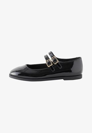 Schwarze Lackleder-Mary-Jane-Schuhe mit abgerundetem Zehenbereich, flacher Sohle und zwei verstellbaren Riemen mit quadratischen goldenen Schnallen.
