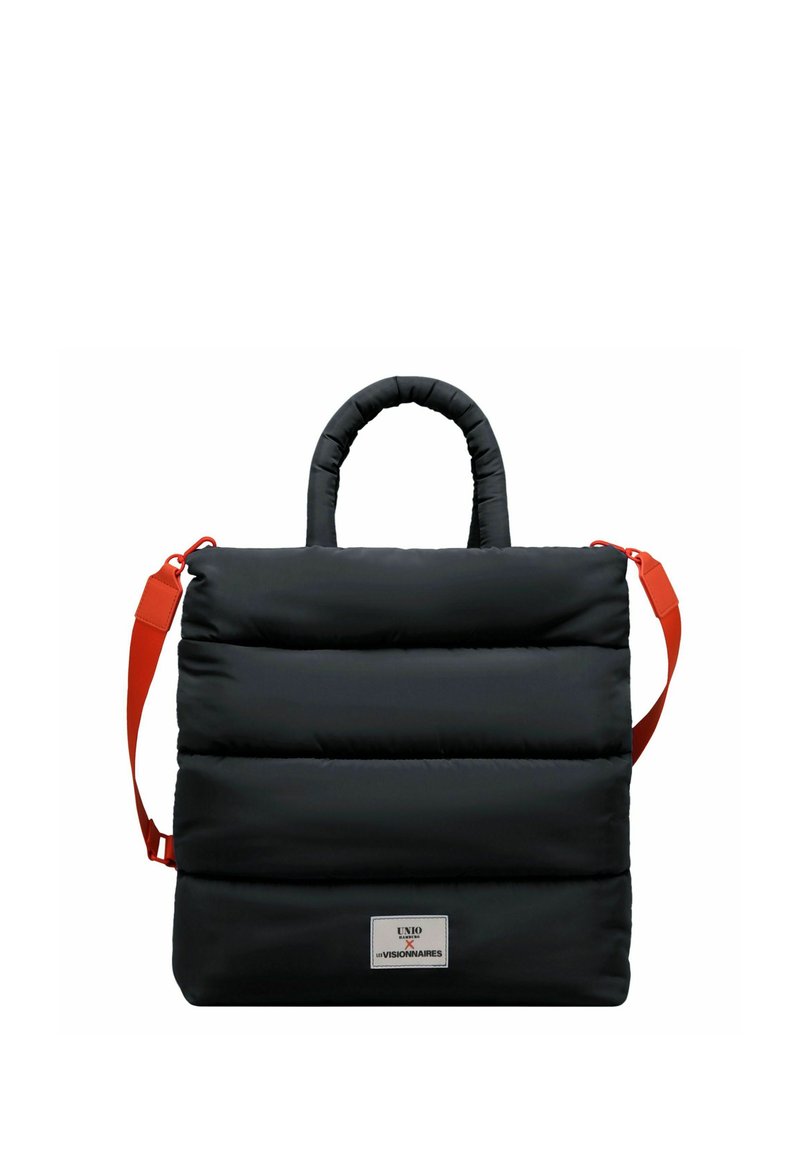Borsa a tracolla nera e gonfia con un design strutturato, dotata di manico superiore e tracolla arancione removibile. Patente logo evidente sul fronte.