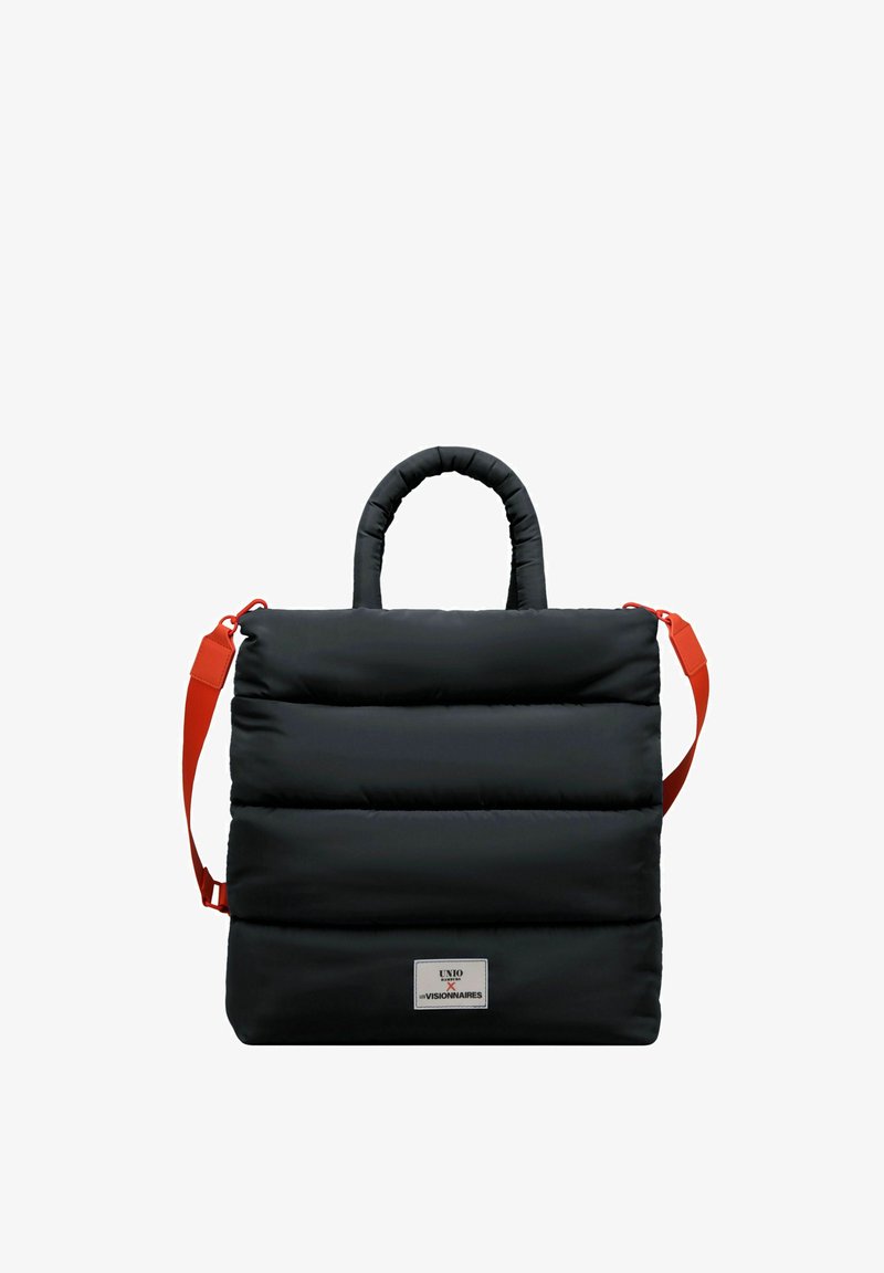 Sac fourre-tout noir et rembourré au design structuré, équipé d'une anse supérieure et d'une bandoulière orange amovible. Étiquette de logo notable à l'avant.