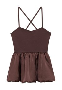 Ruskea mekko, jossa on ohuet olkaimet ja istuva bodice; liehuva, teksturoitu hame satinista, joka on kerätty vyötärölle.