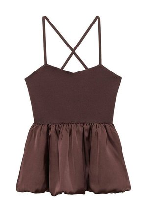 Robe brune avec des bretelles spaghetti et un corsage ajusté ; jupe évasée et texturée en tissu satiné, froncée à la taille.