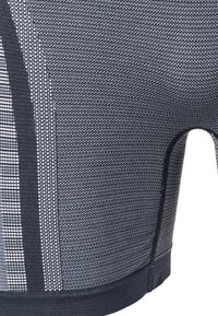 Svarta atletiska shorts med en texturerad meshdesign, med en åtsittande passform och en öppen gylf. Försedda med en slät midja.