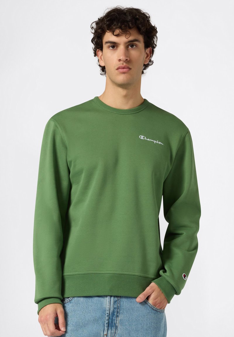 Sudadera verde de manga larga hecha de una mezcla de algodón, con un cuello redondo, puños acanalados y un pequeño logo blanco en el pecho.