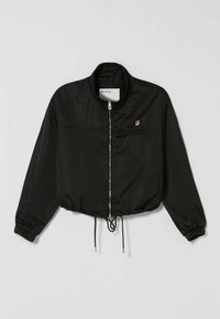 Svart kort jacka med dragkedja fram, elastiska ärmmuddar, dragsko nederkant och liten logotypdetalj på bröstet. Slät, lättviktsmaterial.