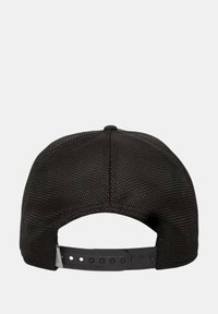 Cappello da baseball in rete nera con visiera curva e cinturino regolabile in plastica sul retro, dotato di diverse notches per la chiusura a scatto.