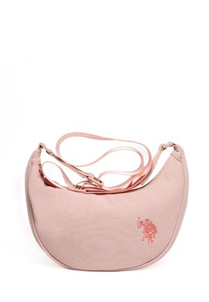 Rosa Stoff-Schultertasche mit geschwungener Form, ausgestattet mit einer strukturierten Oberfläche und einem dünnen Schultergurt. Enthält ein kleines gesticktes Design.