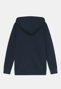 Felpa blu navy con cappuccio grande, maniche lunghe e polsini e orlo a coste. Il tessuto sembra morbido con una texture liscia.