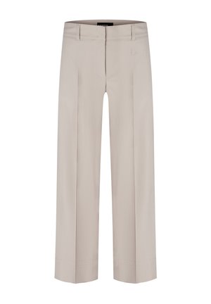 Pantalones beige de pierna recta con pliegues frontales, trabillas para cinturón y cierre frontal oculto.