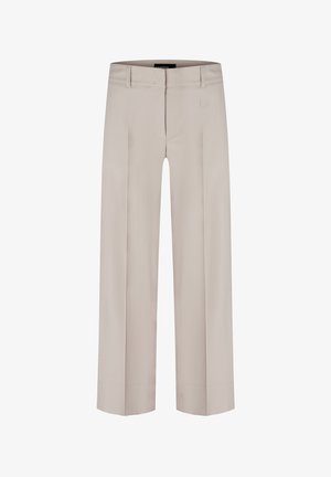 Pantalones beige de pierna recta con pliegues frontales, trabillas para cinturón y cierre frontal oculto.