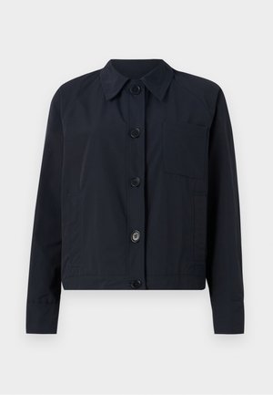 Mornarsko modra jakna s ovratnikom, sprednjim zapiranjem na gumbe in enim žepom na prsih. Ima gladko teksturo in dolge rokave.