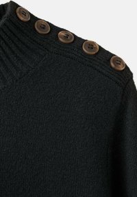 Schwarzer Pullover mit strukturiertem Strick, V-Ausschnitt und fünf braunen Knöpfen entlang der Schulter für zusätzliche Details.