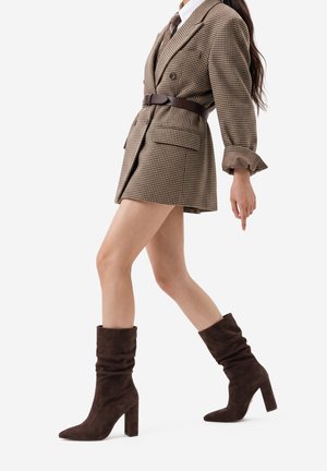 Queen Helena, K5119 - Botas de tacón alto - caffè