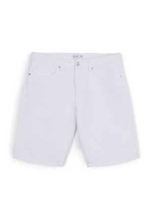 Weiße Denim-Shorts mit klassischem Schnitt, ausgestattet mit Vordertaschen, silbernen Details und einer sauberen, glatten Textur.