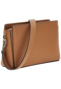 Sac à bandoulière en cuir tan avec une texture lisse, fermeture éclair, design plat, et une sangle réglable avec quincaillerie dorée.