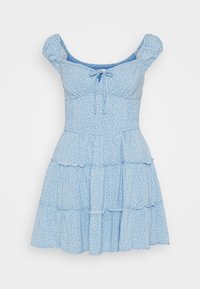 Niebieska sukienka w kwiatowy wzór z krótkimi bufkami, marszczonym przodem, związaniem z przodu i falbanami w warstwach na dole. Lekki, teksturowany materiał.