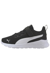 Sneaker Puma in bianco e nero con tomaia in rete, chiusura con lacci e cinturino in velcro, suola bianca imbottita e logo Puma sul lato e sulla punta.
