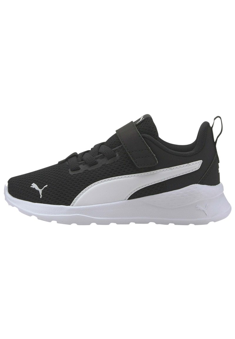 Sneaker Puma in bianco e nero con tomaia in rete, chiusura con lacci e cinturino in velcro, suola bianca imbottita e logo Puma sul lato e sulla punta.