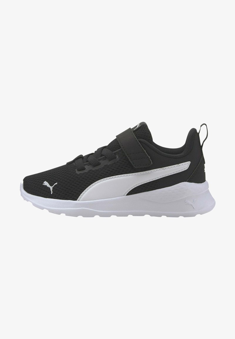 Sneaker Puma in bianco e nero con tomaia in rete, chiusura con lacci e cinturino in velcro, suola bianca imbottita e logo Puma sul lato e sulla punta.