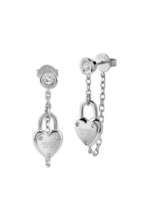 Boucles d'oreilles en argent en forme de cœur avec un design de cadenas, présentant une connexion en chaîne et un accent en pierre précieuse transparente sur la tige. Logo de la marque visible.