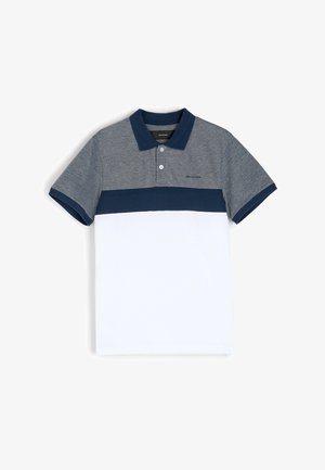 Koszulka polo z krótkim rękawem w szarym kolorze na górze, z granatowym paskiem i białą dolną częścią, wykonana z mieszanki bawełny z prążkowanym kołnierzykiem i mankietami.