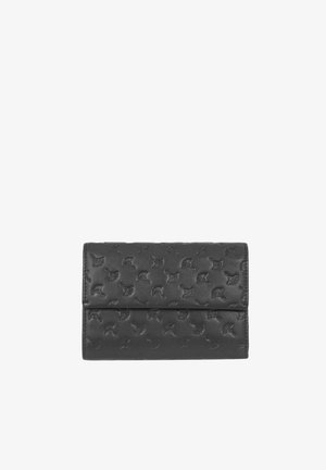 Portefeuille en cuir noir avec un motif de feuilles en relief, de forme rectangulaire et avec une fermeture rabat. Texture lisse et détails de couture soignés.