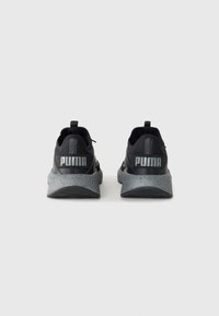 Sorte sportsko med en tekstureret overdel og grå accenter. Har en polstret krave og et fremtrædende "PUMA" logo på hælen.