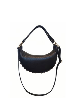Sac à main en cuir noir en forme de croissant avec poignée supérieure et bandoulière réglable, orné de clous dorés le long du bord inférieur.