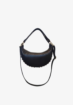 Sac à main en cuir noir en forme de croissant avec poignée supérieure et bandoulière réglable, orné de clous dorés le long du bord inférieur.