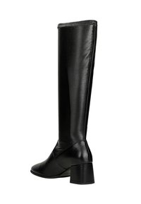 Botte en cuir noir jusqu'au genou avec un talon bloc, design épuré, texture lisse et détail de couture minimal le long du bord supérieur.