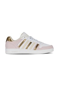 Weiße und pinke Sneaker mit goldenen Akzenten, aus Wildleder und Leder, mit sechs Ösen und einer strukturierten Gummisohle.