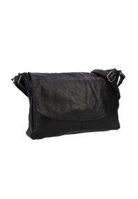 Černá kožená kabelka přes rameno s přehnutým klopou, vyrobená z hladké textury, s nastavitelným popruhem a jemnými prošívanými detaily.