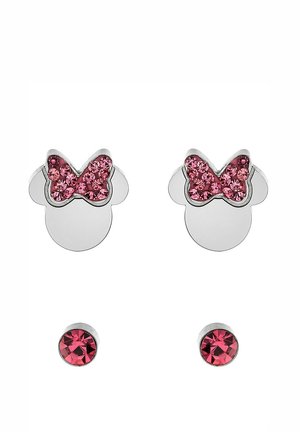 Silberne Ohrringe mit einem Schmetterlingsdesign und rosa Kristallen oben, sowie kleinen runden Steckerohrringen mit passenden rosa Steinen.