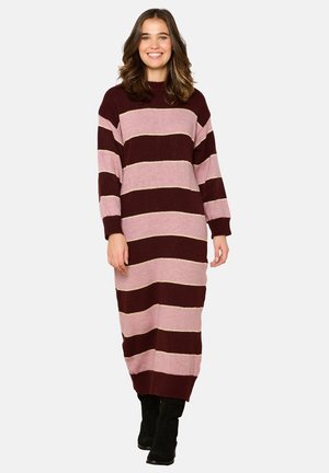 Gestreiftes Strickkleid mit hohem Kragen; verfügt über abwechselnd maroon- und hellrosa Streifen mit metallischen goldenen Akzenten. Lange Ärmel, knöchellang.