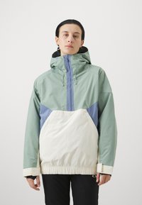 Veste légère à capuche ; présente des couleurs menthe, bleu et crème, une taille élastique et une fermeture éclair sur le devant.