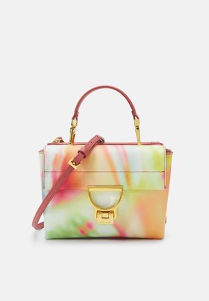 Piccola borsa con manico e tracolla rosa, motivo tie-dye multicolore e chiusura rettangolare dorata sulla patta frontale.