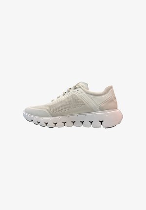 Lichtbeige sportieve sneaker met mesh bovenwerk, laag model, veterluiting en dikke, gesegmenteerde zool voor flexibiliteit en comfort.