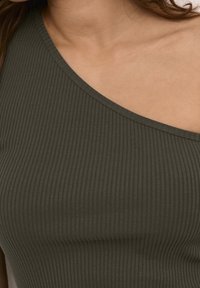 Olijfgroen, geribd, een-schouder top met een gladde textuur en een brede halslijn. Eenvoudig ontwerp zonder patronen of versieringen.