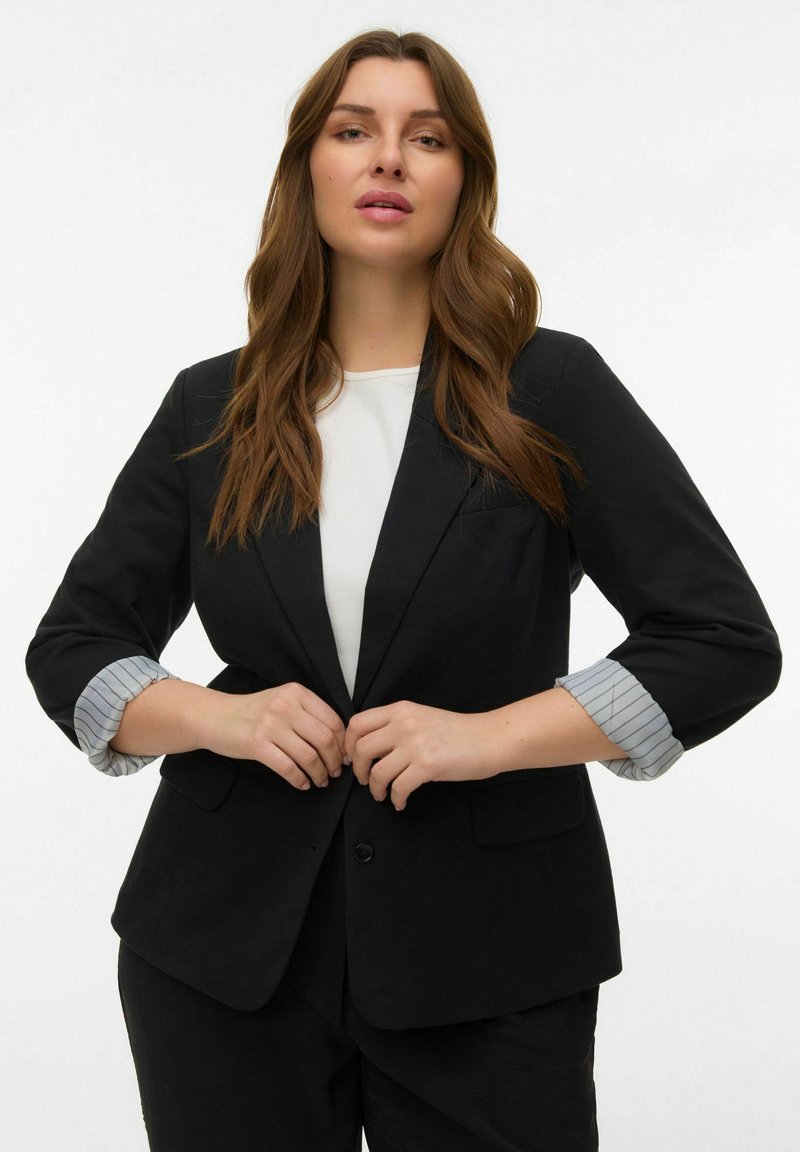 Zwarte blazer met een getailleerd ontwerp, driekwartmouwen en een gestreepte grijze voering. Voorzien van twee steekzakken aan de voorkant en een enkele knoopsluiting.