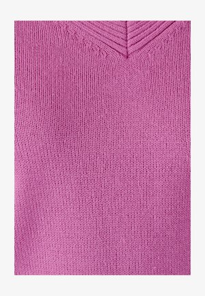 V-hals gebreide top van zachte, middelzware, effen roze stof met een gestructureerde, ribgebreide halslijn en een glad lichaam.