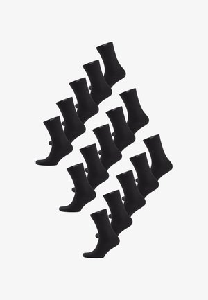 Fjorten par ensfarvede sorte mellemlange strømper arrangeret i et diagonalt mønster på en hvid baggrund.