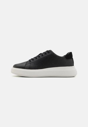 Sneakers neri con tomaia testurizzata, puntale nero liscio e suola in gomma bianca. Sei occhielli con lacci abbinati. Motivo di design sottile sui lati.