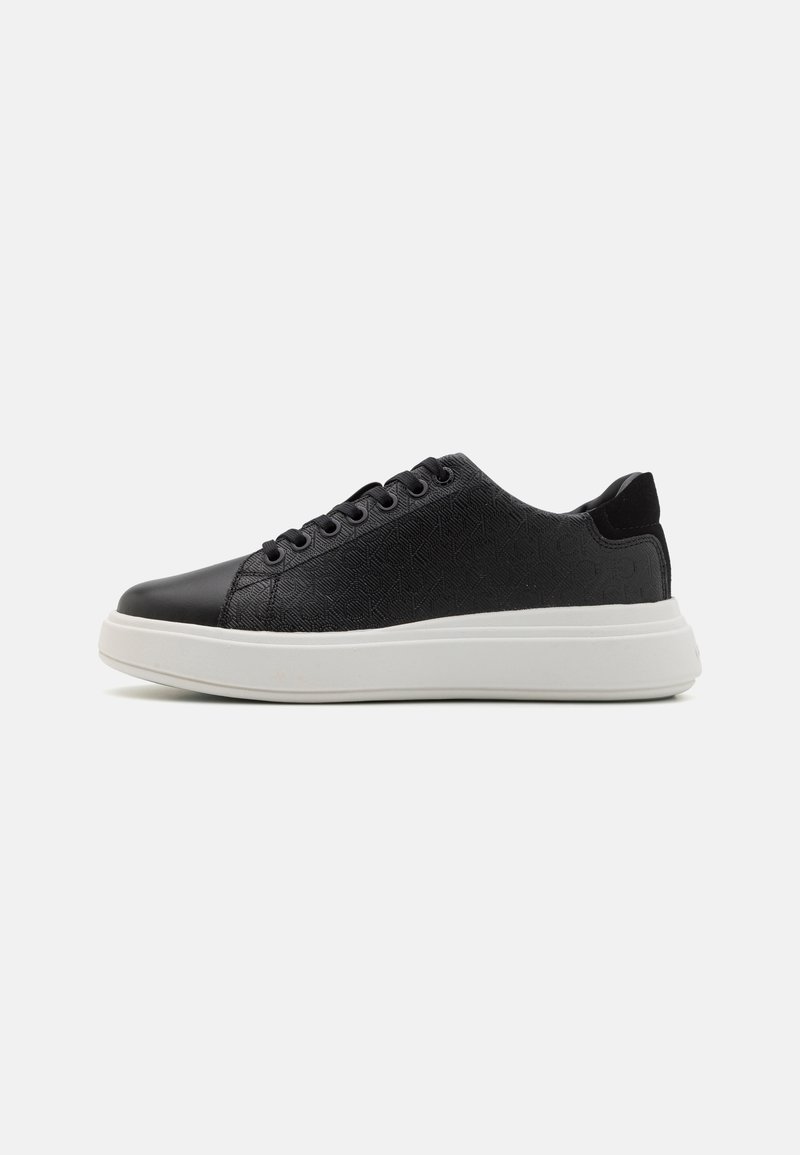 Sneakers neri con tomaia testurizzata, puntale nero liscio e suola in gomma bianca. Sei occhielli con lacci abbinati. Motivo di design sottile sui lati.