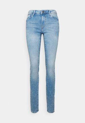 Jeans skinny em denim azul claro, com cintura padrão, desbotamento subtil, design de cinco bolsos e fecho com botão de metal.