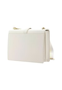 Sac à main rectangulaire blanc en cuir lisse, doté d'une anse supérieure, de ferrures dorées et d'une bandoulière texturée réglable.