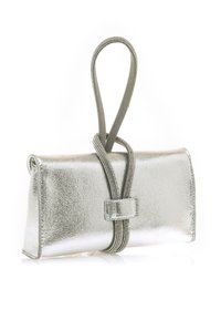 Bolso de mano plateado metálico con textura suave, que presenta una correa decorativa que lo envuelve y un cierre plano seguro. Forma rectangular compacta.