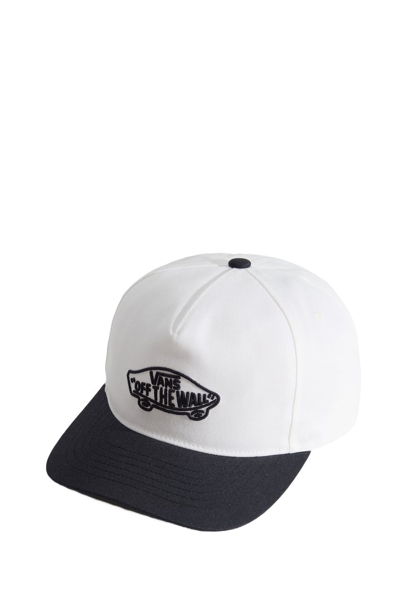 Gorra blanca con visera negra. Presenta un logotipo bordado en negro de "VANS" en un diseño de patineta. Fabricada en una tela suave con forma estructurada.