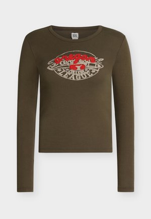 Φλοί πράσινο crop top με μακριά μανίκια και στρογγυλή λαιμόκοψη, με κόκκινο και μπεζ γραφικό "oregon college league" και σχέδιο κερασιού στο στήθος.