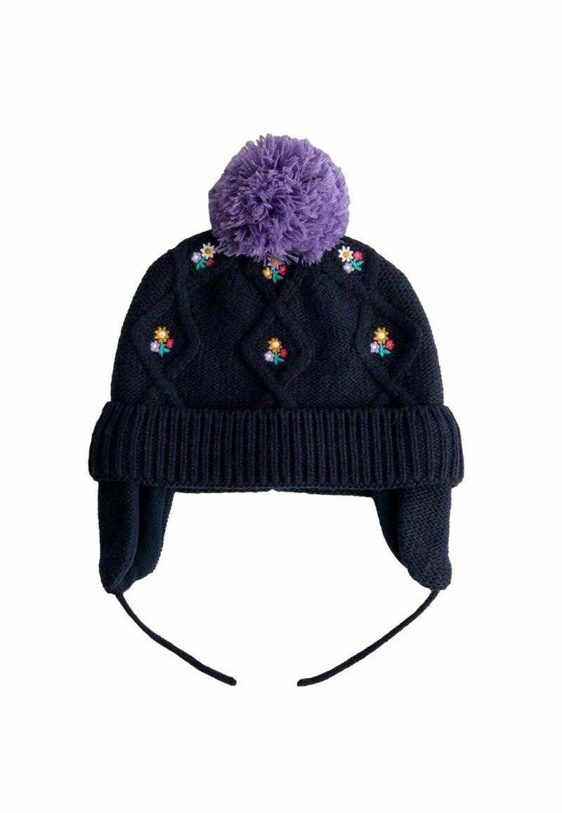 Tmavě námořnická pletená čepice s fialovým bambulí, květinovou výšivkou, diamantovými vzory a ušima. �Žebrovaný pásek na spodní straně pro lepší přilnutí.