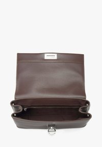 Bruine leren handtas met een gladde textuur, voorzien van een bovenklep, zilverkleurige hardware en een dubbele compartimenten interieur.