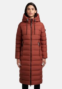 Lang, rustfarvet puffjakke med aftagelig hætte, vertikal quiltet design, sidelommer med lynlås og frontlukning med lynlås.
